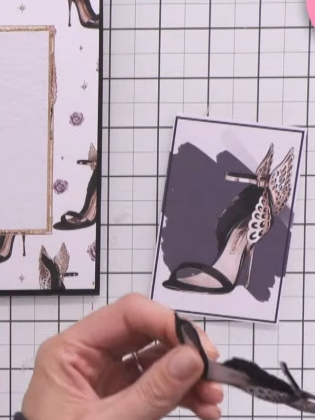 Step 4: Wische eine dunkle Stempelfarbe rund um die Kanten des weißen Kartenpaneels – so verschwindet der harte weiße Rand und es entsteht Tiefe.