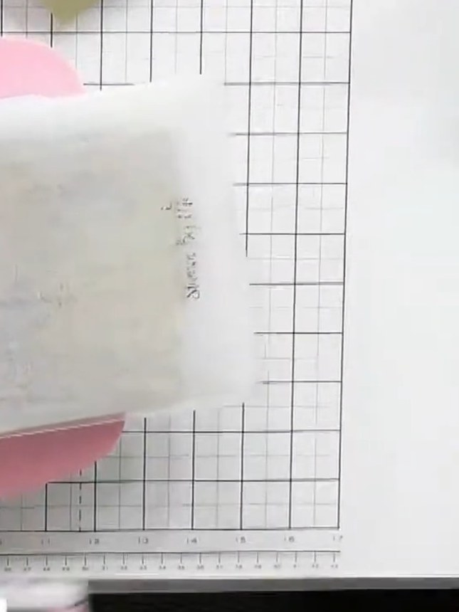 Step 3: Recorta la pieza con embossing al tamaño de tarjeta que quieras, con tijeras o con una guillotina.