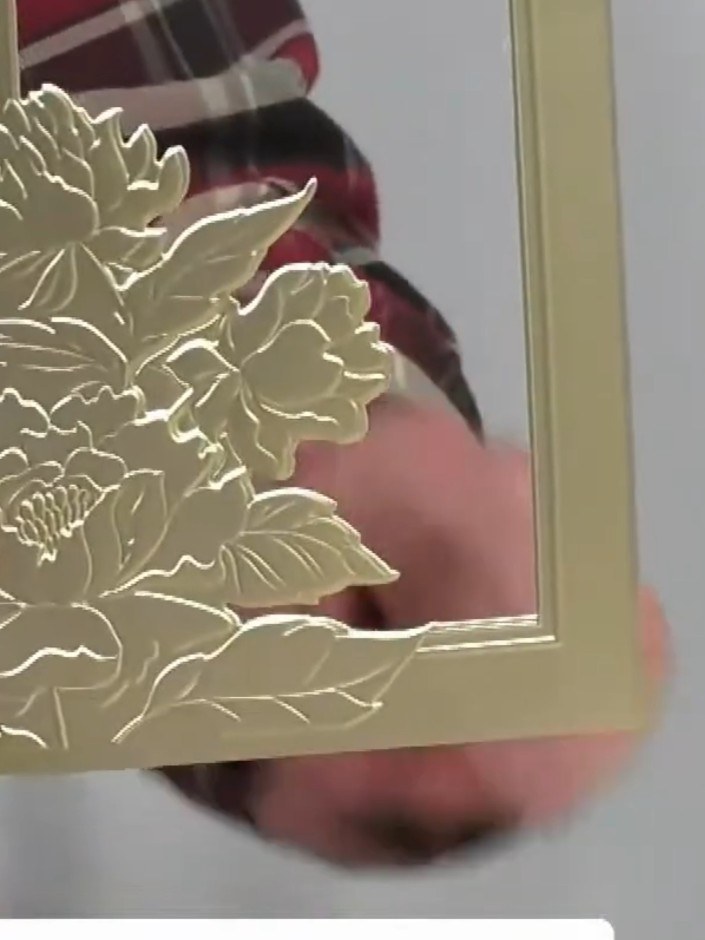 Tarjeta con embossing dorado y detalle decorativo en la esquina - the finished project