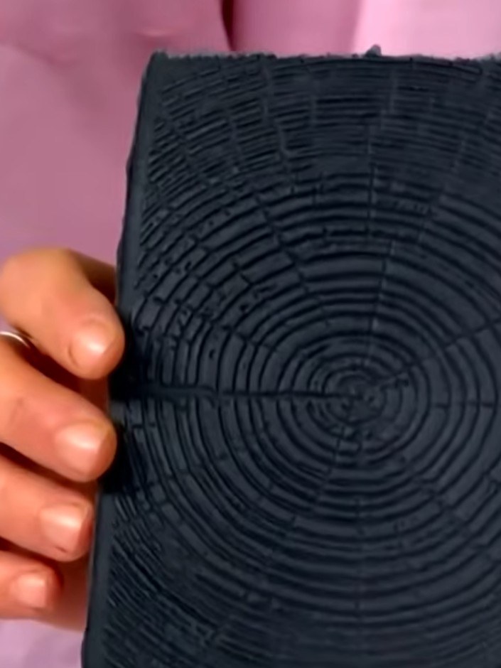 Step 2: Streich mit einem Stempelkissen schwarze Stempelfarbe über den geprägten Karton, damit die Holzmaserung und alle Details schön hervortreten.