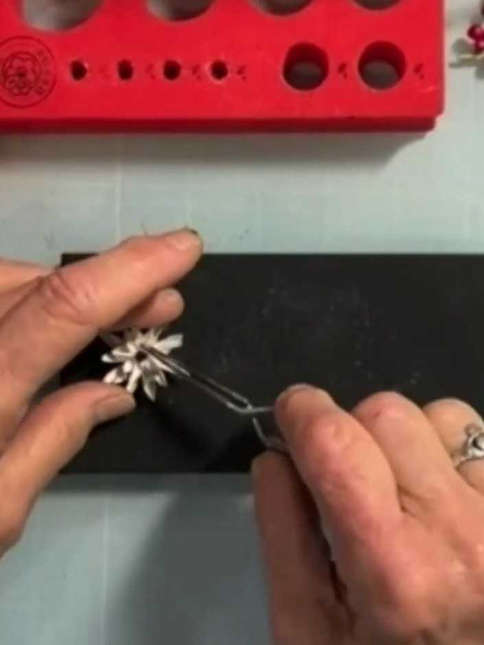 Step 6: Cup the white petals using a small ball stylus on a moulding mat. Work gently to create a curved, dimensional 