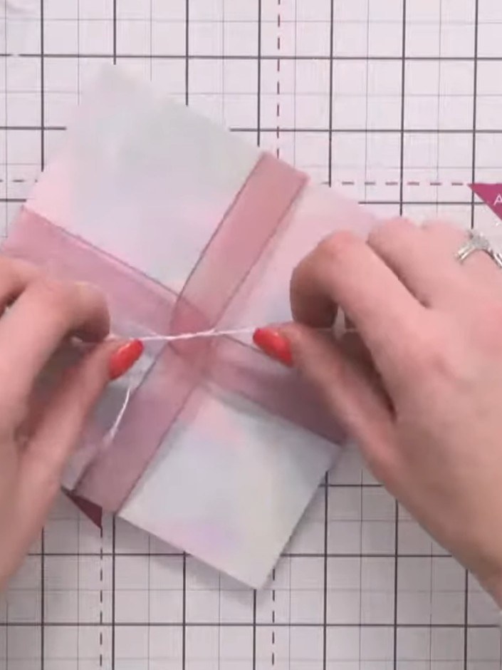 Step 2: Corta un tramo de cordón de algodón rosa o hilo de yute. Apártalo para usarlo después al colgar la etiqueta en tu caja de regalo.