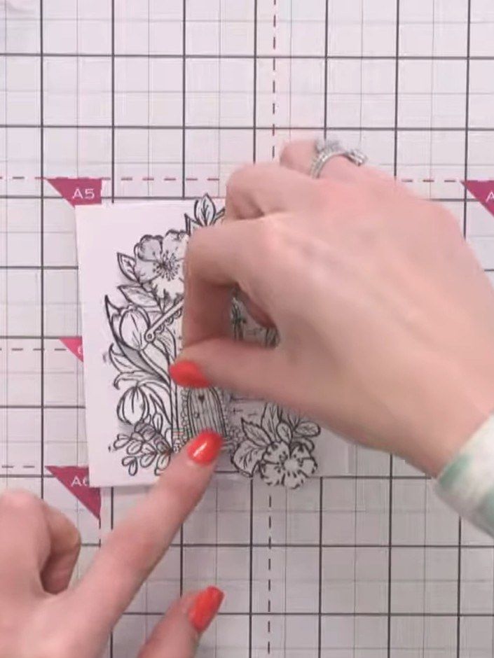 Step 7: Tuerce y enrolla suavemente hacia arriba las orillas de los elementos de decoupage más pequeños para darles volumen y un efecto 3D.