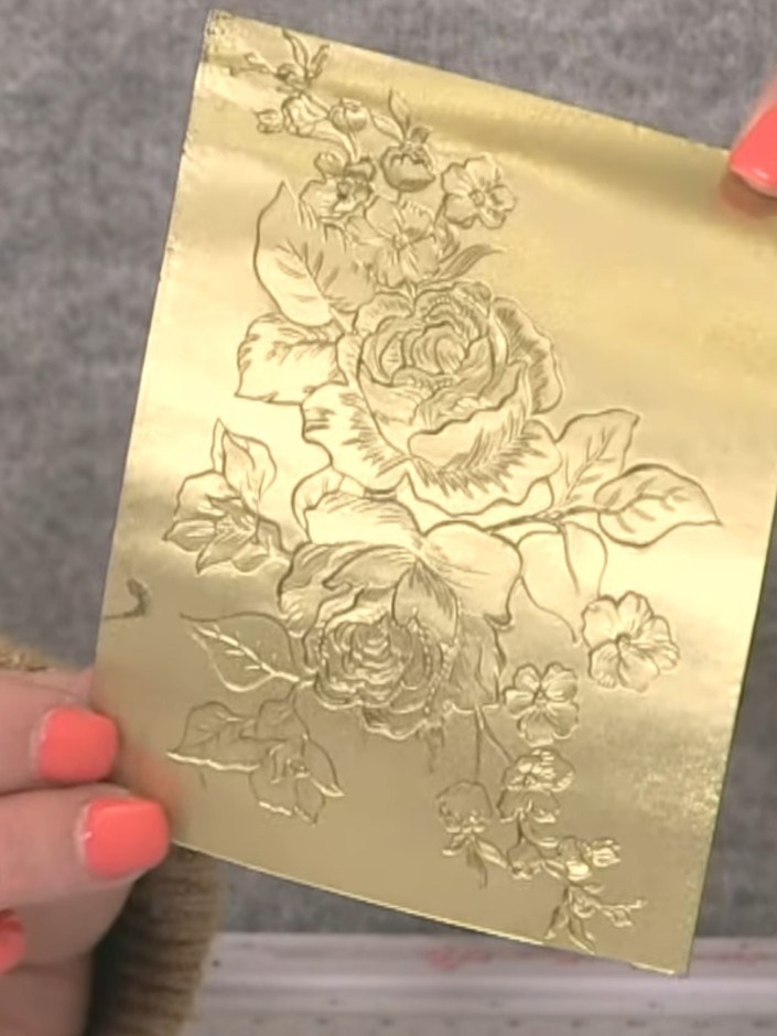 Efecto dorado con carpeta de embossing sobre cartulina negra - the finished project
