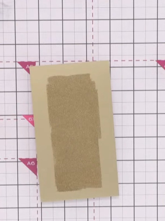 Step 10: Entinta el sello de flor con tinta pigmentada blanca.