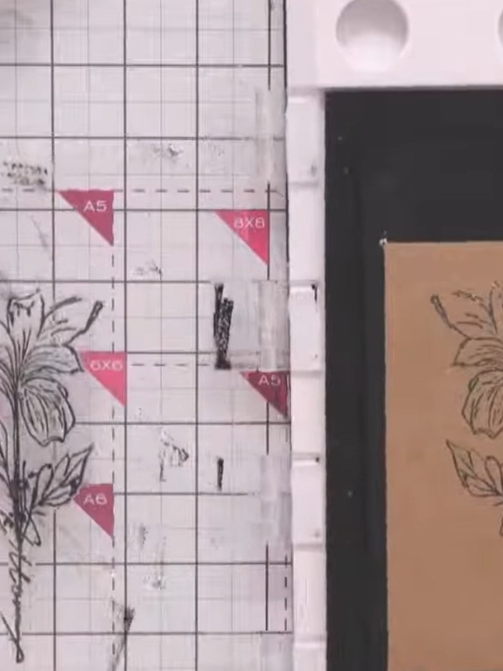 Step 10: Estampa el mismo diseño de flores con tinta negra en los dos paneles laterales de la tarjeta.