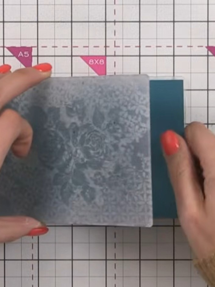 Técnica de carpeta de embossing con tinta en spray - the finished project
