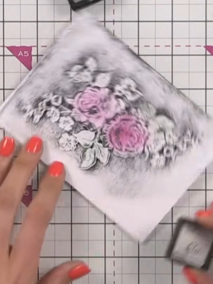 Step 3: Retira la cartulina de la carpeta de embossing y déjala a un lado para que la tinta se seque por completo.