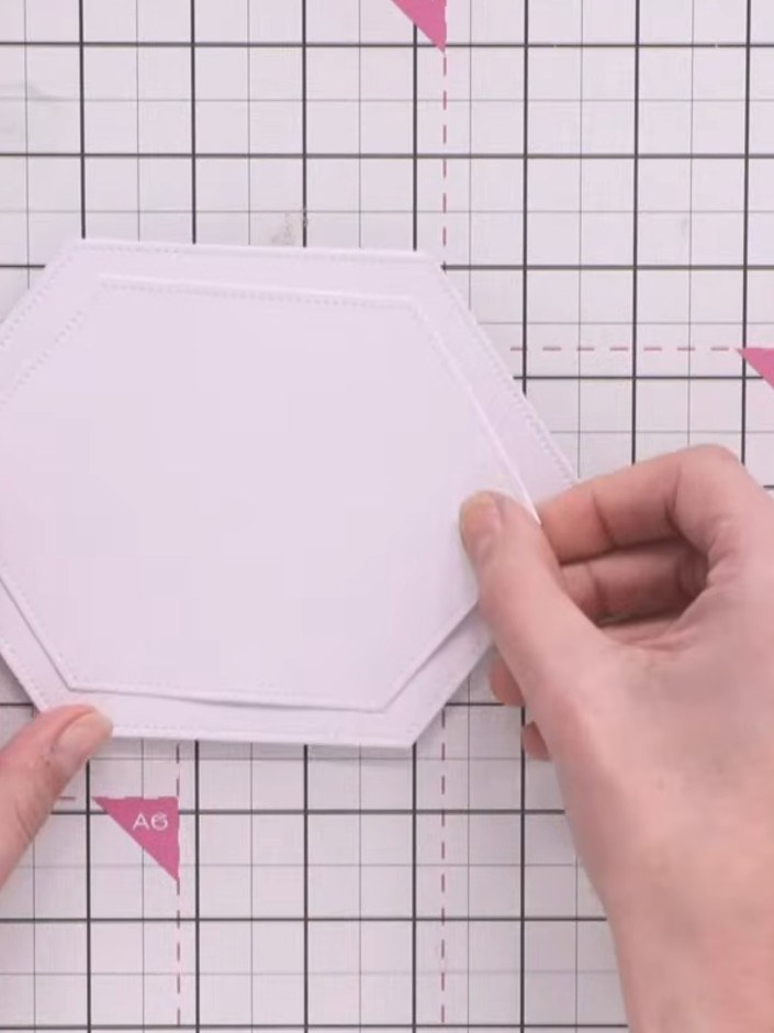 Step 8: Setz mit einem Tab-Stanzer ein kleines dekoratives Tab-Element auf die Kartenvorderseite – das macht sie noch interessanter.