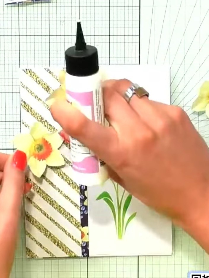 Step 5: Recorta a mano, una por una, las cabezas de narciso de los blocks de papel que combinan. Cut carefully around the petals and cent