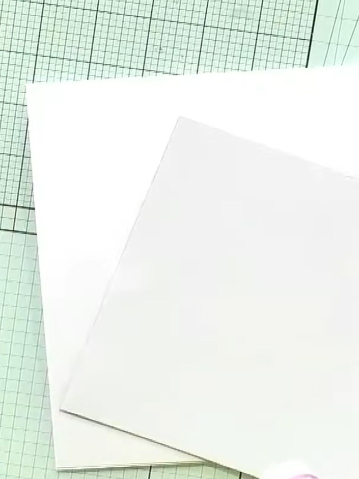 Step 1: Corta un trozo de cartulina blanca de aproximadamente 8 x 8 inches para la tarjeta base.