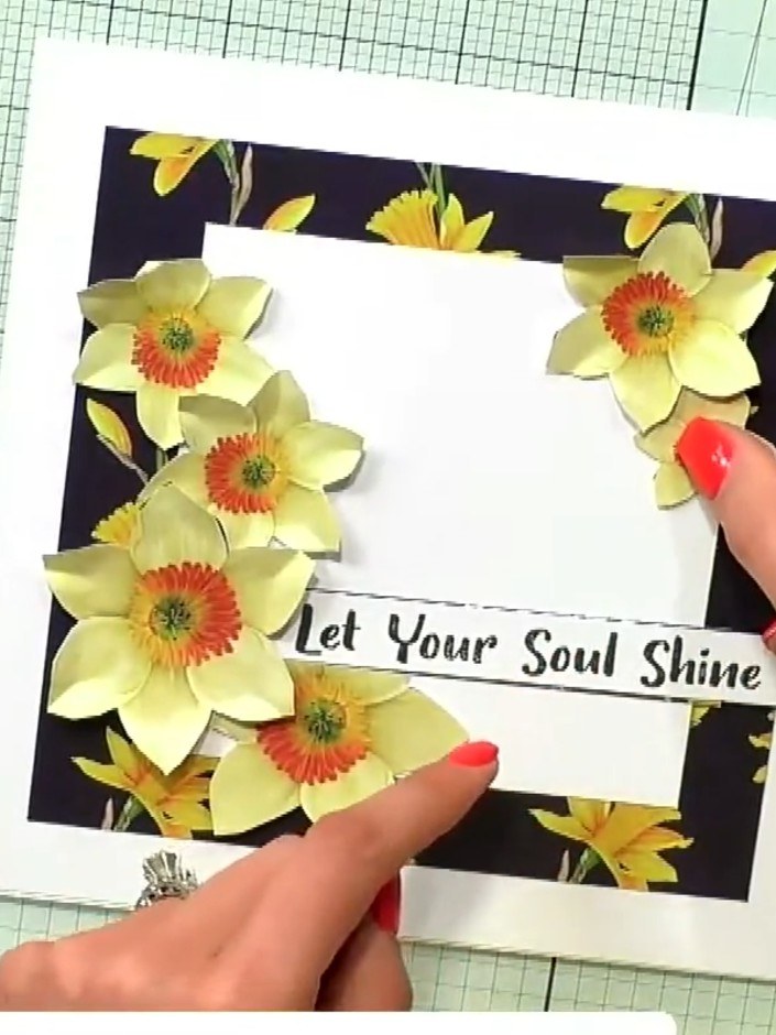 Tarjeta sencilla con corona de narcisos recortados a mano - the finished project