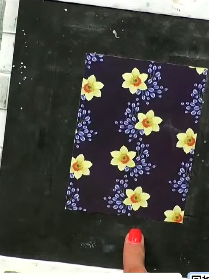 Step 1: Elige un trozo de cartulina azul Oxford como base. Place the Hazy Days stencil over the card to preview th