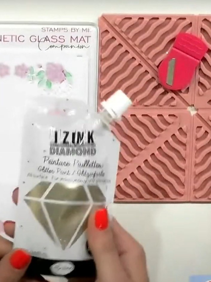 Step 7: Recorta el sobrante de cartulina alrededor del diseño con una cortadora de papel o guillotina.