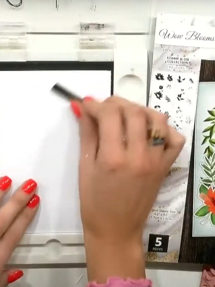Step 1: Entinta el sello número uno con tinta rosa para las flores y tinta verde para las hojas.