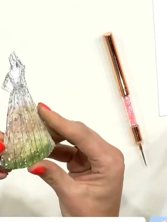 Step 4: Estampa el diseño del marco a juego sobre cartulina blanca o color crema con tinta negra. The stamped image shows the
