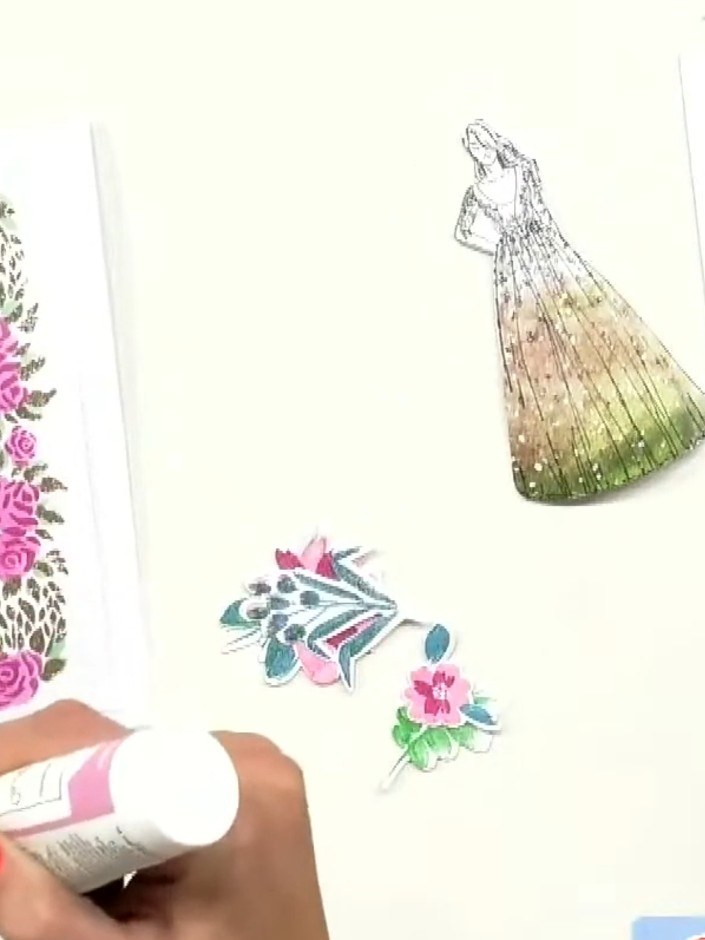 Step 8: Coloca un moño decorativo a juego en el centro del arreglo floral. Use adhesive to secure the 