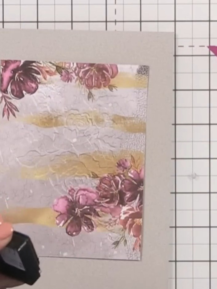 Fondo con la carpeta de embossing White Rose y tinta negra y dorada - the finished project