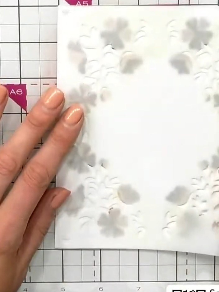 Step 4: Sigue con el tercer esténcil y agrega más verde o verde azulado para darle profundidad. Use the ink dauber 
