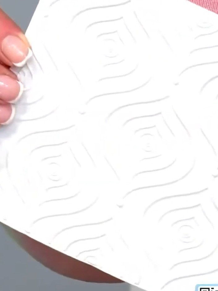 Step 7: Agrega los últimos adornos o detalles a tu tarjeta con una pluma de gel blanca para realzar el diseño en relieve.