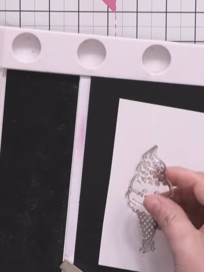 Step 6: Schneide die kolorierte Eis-Figur aus. Klebe sie auf schwarzen Cardstock, damit ein Rahmen rund um das Motiv entsteht.