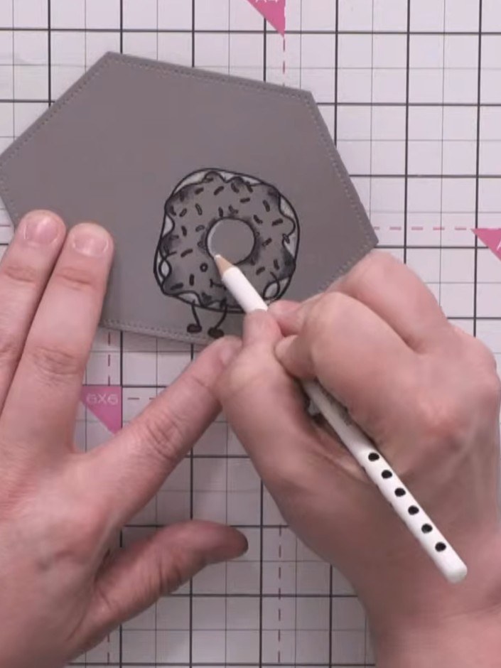 Step 8: Füge mit dem dunkleren grauen Marker einen Schatten im Loch in der Mitte des Donuts hinzu, damit er schön plastisch wirkt.