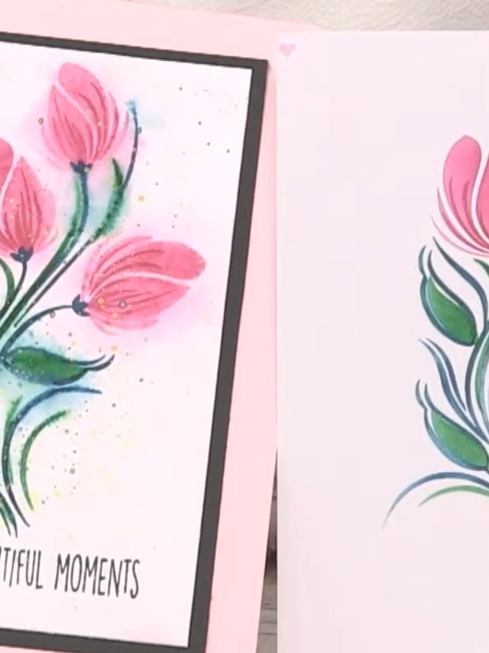Tarjeta con esténciles en capas de tulipanes abstractos y efecto acuarela con atomizador - the finished project