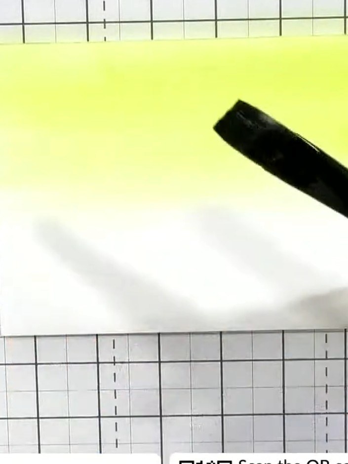 Step 2: Aplica tinta amarilla sobre la cartulina mojada con un pincel plano, trabajándola sobre la superficie con pinceladas suaves.