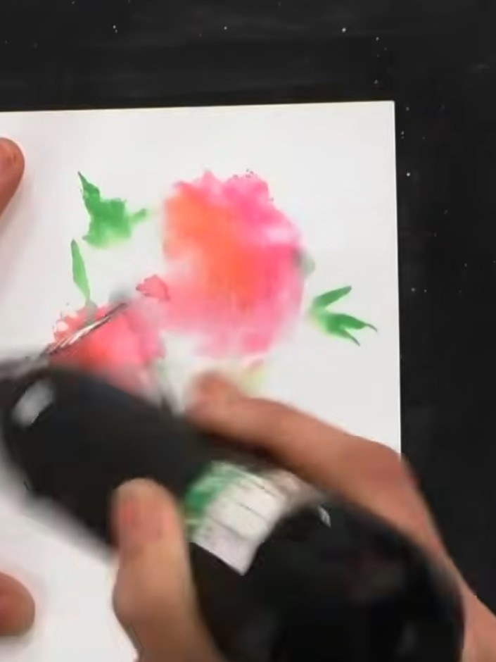 Step 5: Reinige den flächigen Stempelteil. Setz den Detail-Stempel auf seine Trägerfolie und färbe ihn mit schwarzer Stempelfarbe ein.