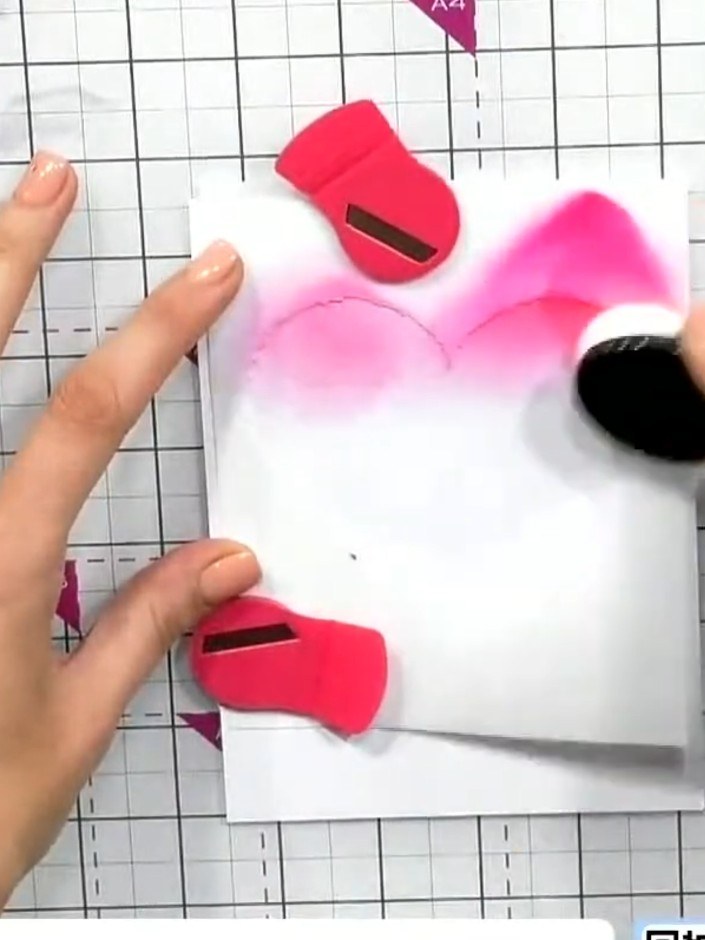 Step 1: Coloca el esténcil de corazón sobre tu cartulina blanca. Sostenlo con una mano mientras trabajas.