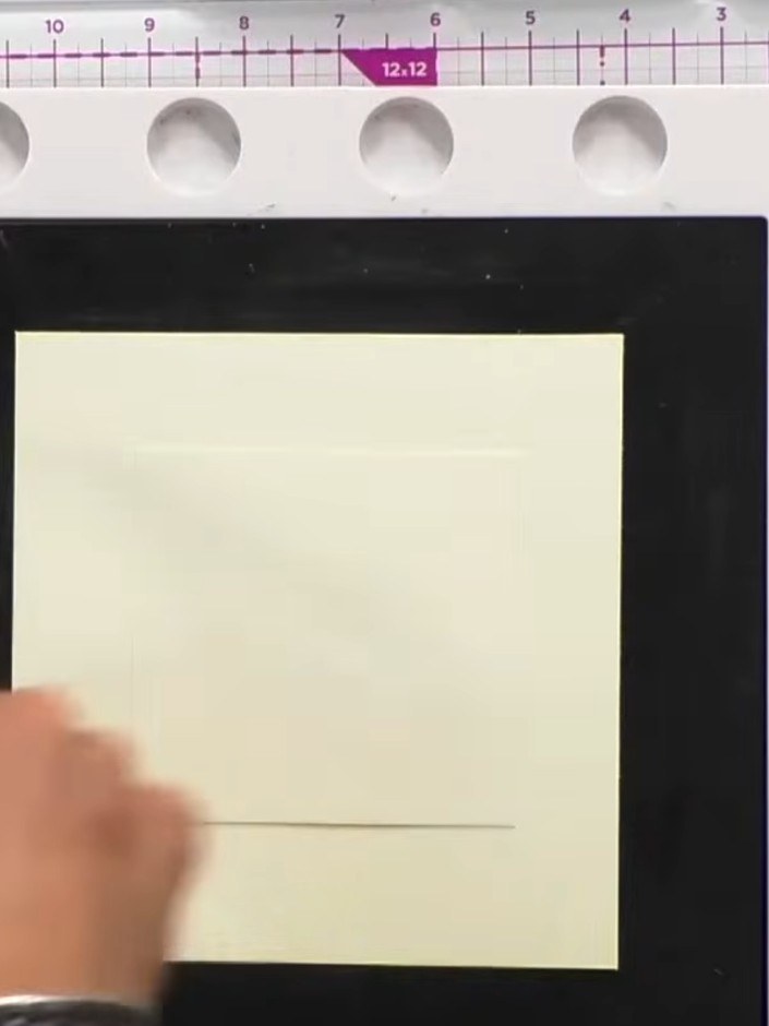Step 2: Stempel das eingefärbte Motiv auf deine cremefarbene Kartenbasis, und zwar in eine Ecke der Karte.