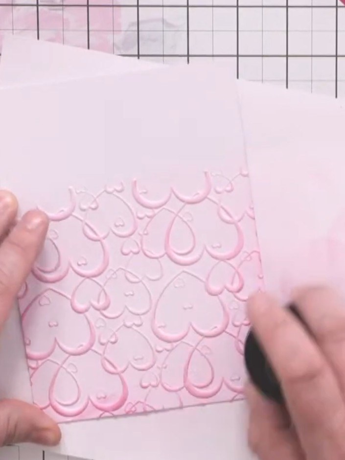 Step 5: Redondea dos esquinas opuestas de tu panel rosa con embossing usando el redondeador de esquinas R10.