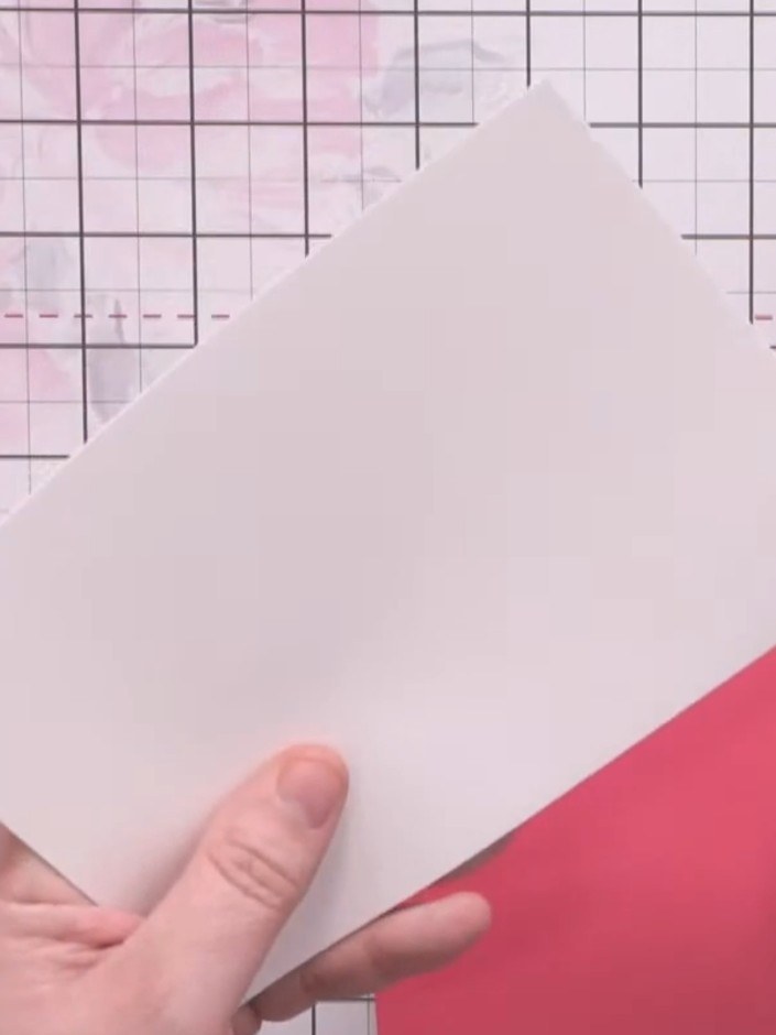 Step 6: Usa un perforador redondeador de esquinas para redondear las mismas dos esquinas de tu tarjeta base blanca y que combine con el panel con embossing.