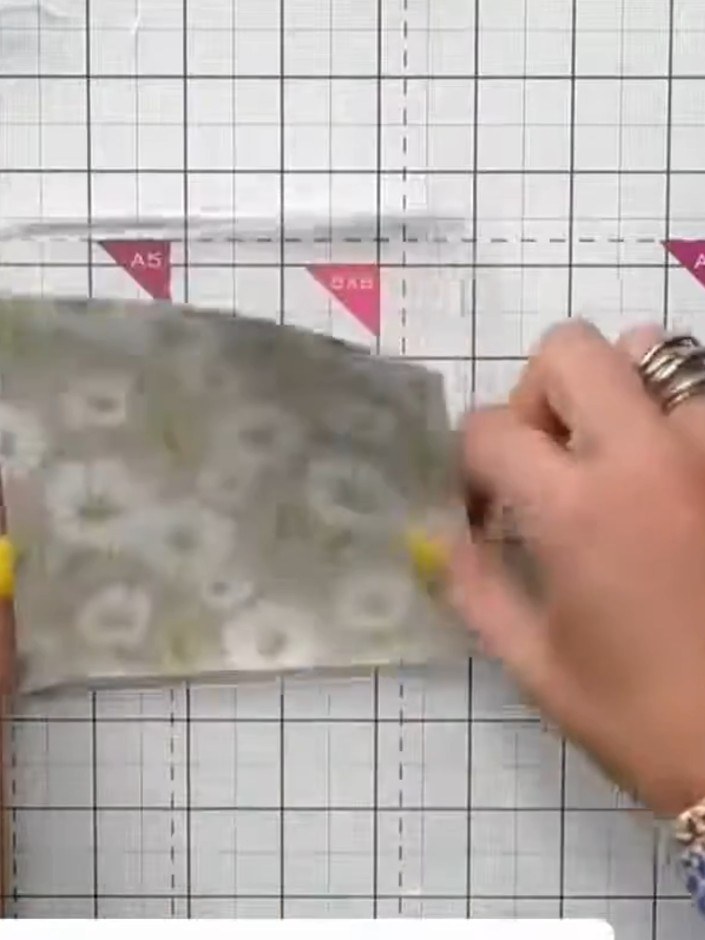 Step 1: Retira la película protectora de la tarjeta shaker cuadrada para descubrir la ventana de acetato transparente como el cristal. Push the 