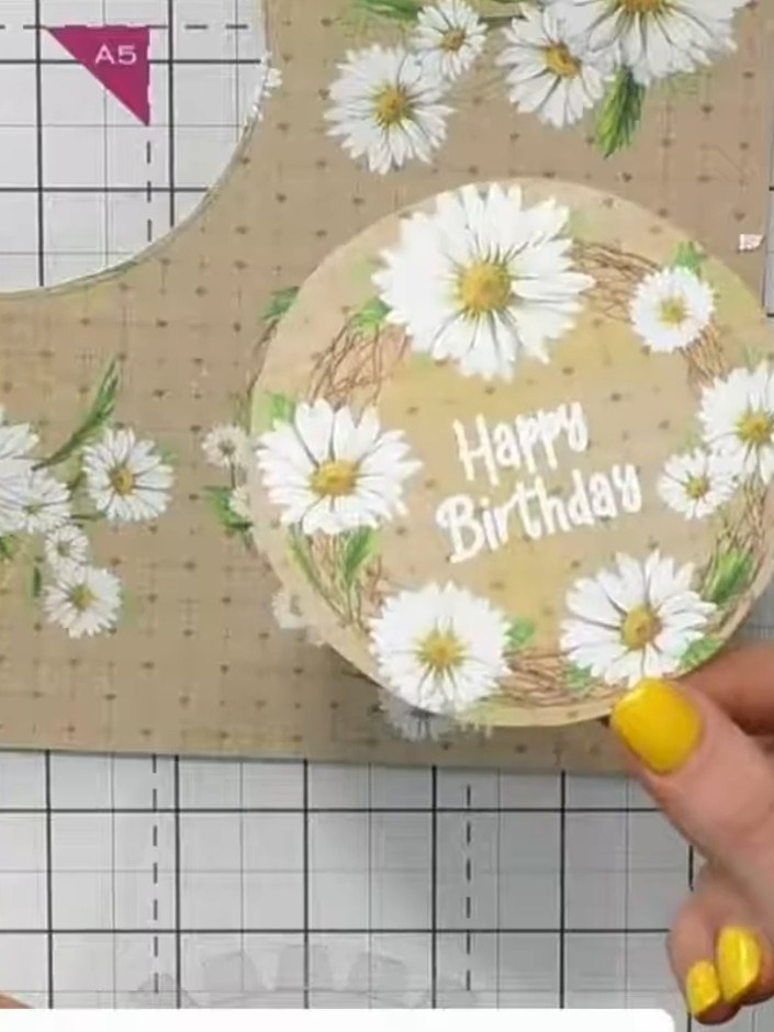 Step 6: Agrega los adornos que elegiste a través de la ventana circular abierta. Position white daisies with yellow centres arou