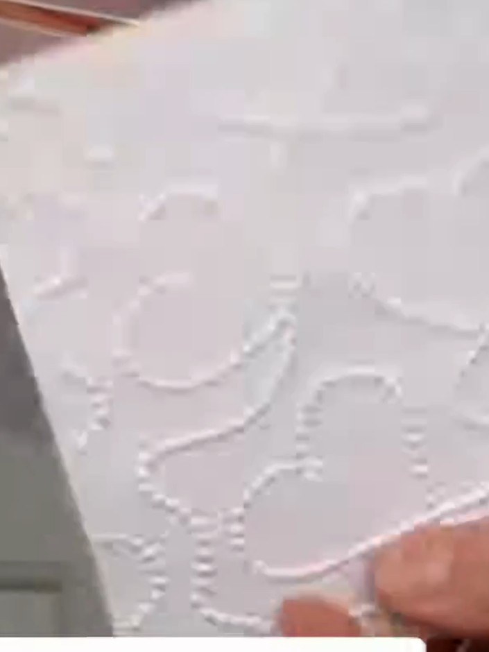 Step 4: Voltea la cartulina para revisar el lado en bajorrelieve, que también muestra el precioso detalle de la carpeta de embossing.