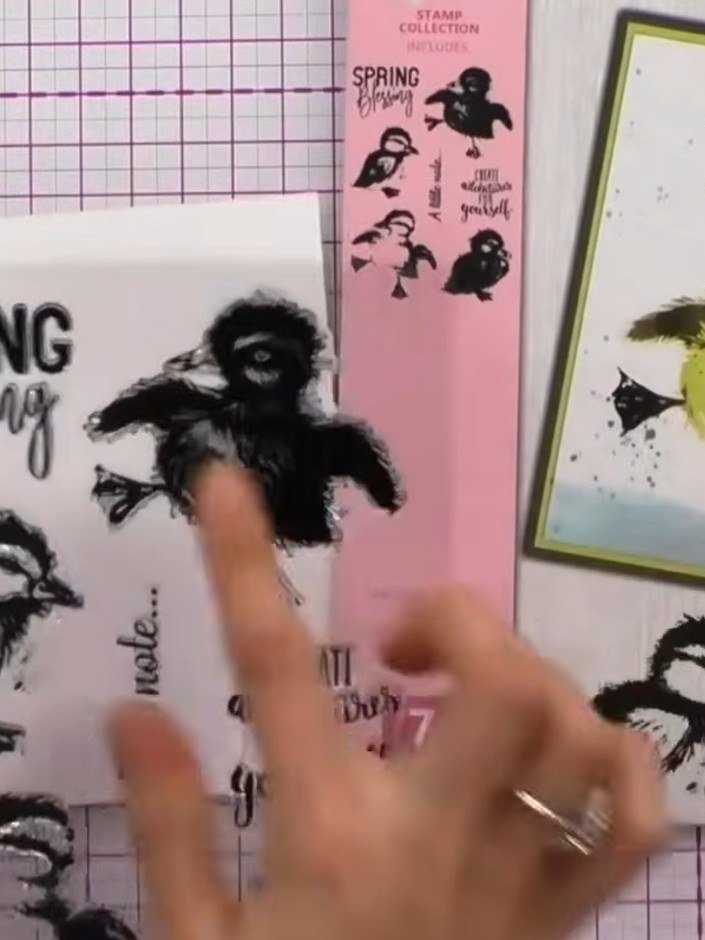 Step 1: Schneide den Aquarellkarton auf A6 zu, damit das Entenküken-Motiv genau richtig auf deine Karte passt.