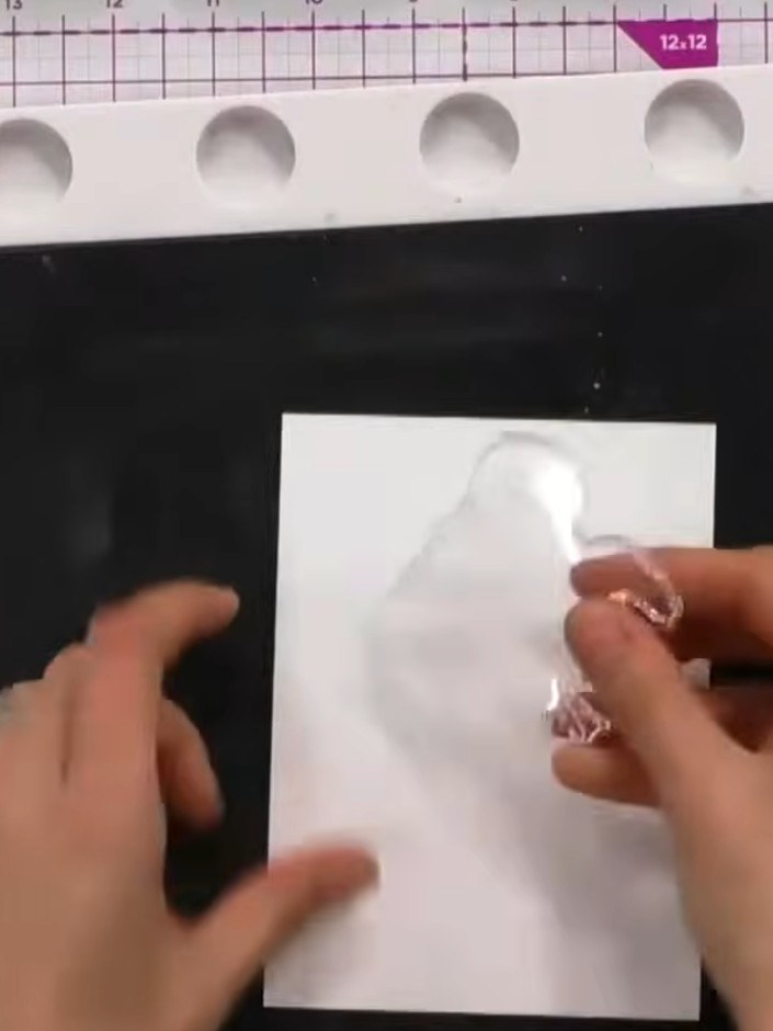 Step 3: Färbe den flächigen Entenküken-Stempel mit gelber Stempelfarbe ein – und zwar das ganze Küken, inklusive Körper und Füßchen.