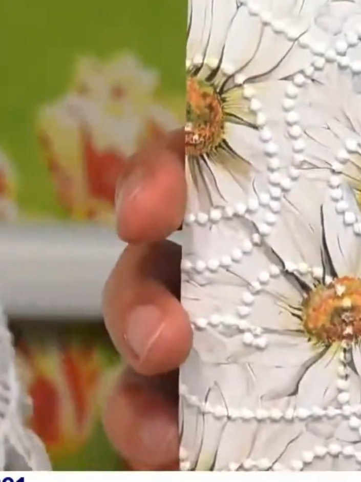Step 4: Usa el papel con embossing como fondo de tu tarjeta o colócalo como capa sobre una tarjeta base. The raised floral pattern will ad