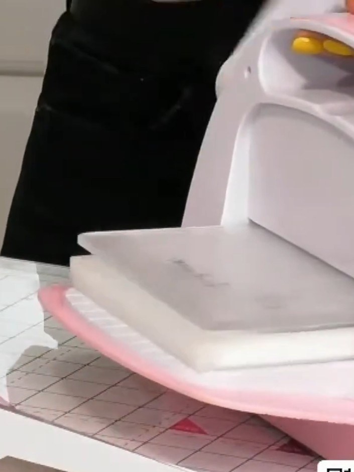 Step 1: Corta un trozo de cartulina blanca del tamaño que quieras para tu tarjeta. Feed the cardstock through your die-cutting machine 