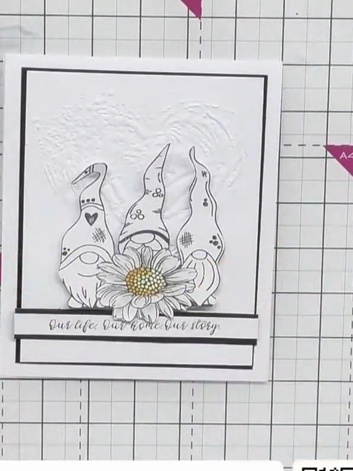 Tarjeta con embossing blanco sobre blanco con gnomos y corazón - the finished project