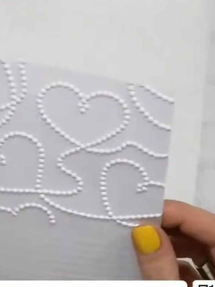 Step 1: Marca y dobla una tarjeta base de 5 x 7 pulgadas para formar la base de tu tarjeta.