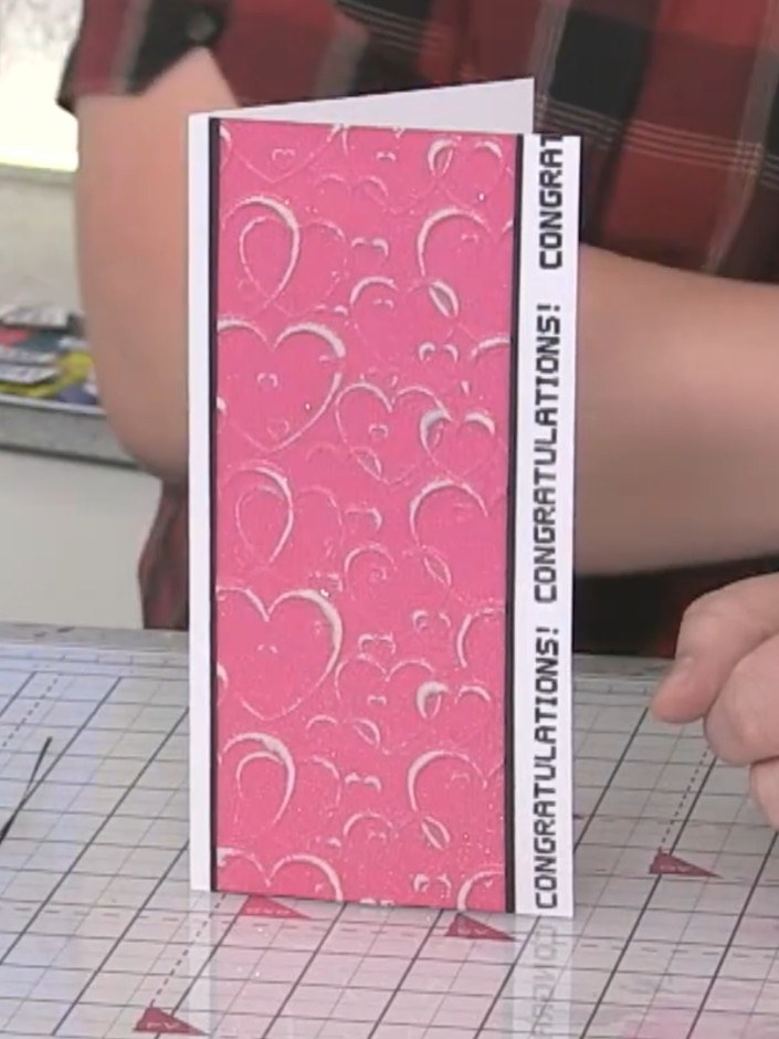 Step 9: Recorta la parte de arriba del panel rosa montado para que quede al ras del borde de la tarjeta, usando una guillotina para papel.