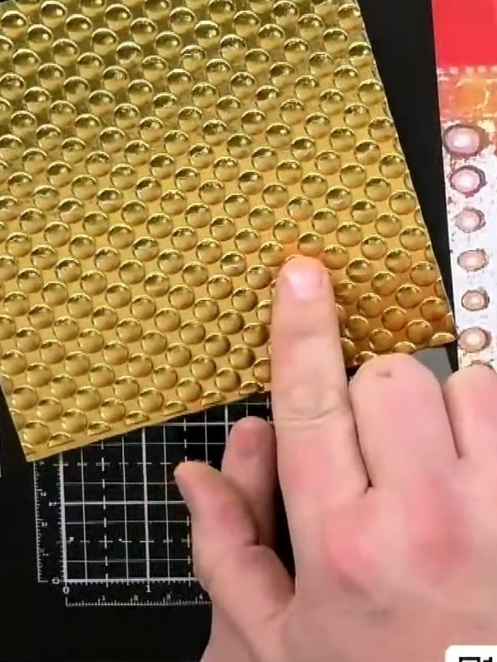 Step 1: Elige una hoja del block de papel Thirsty Brush con un diseño atrevido y colorido de círculos y patrones.