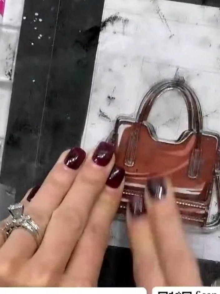 Step 6: Use the coordinating stamp with gold embossing ink to add stitching and clasp details to your handbag. Stamp c