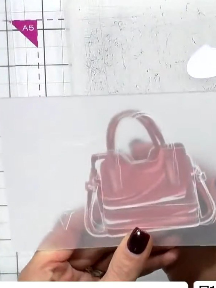 Step 9: Pasa la bolsa troquelada por la carpeta de embossing 3D para darle textura y volumen al diseño.