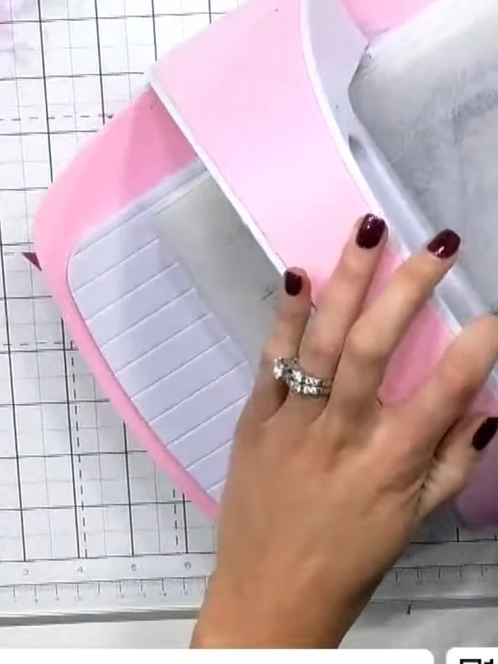 Step 5: Pasa tu zapato troquelado por la carpeta de embossing 3D para darle textura y detalles en relieve a la superficie.