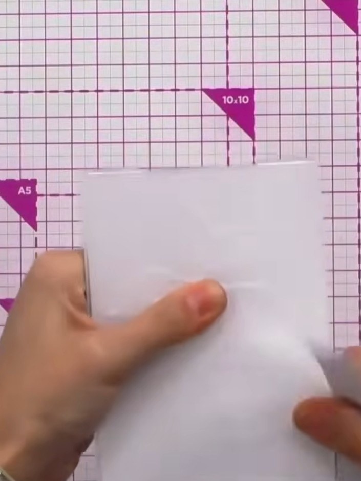 Step 1: Schneide deinen weißen Cardstock so zu, dass er in den Prägefolder passt. Use your cutting mat and trimmer to cut the car