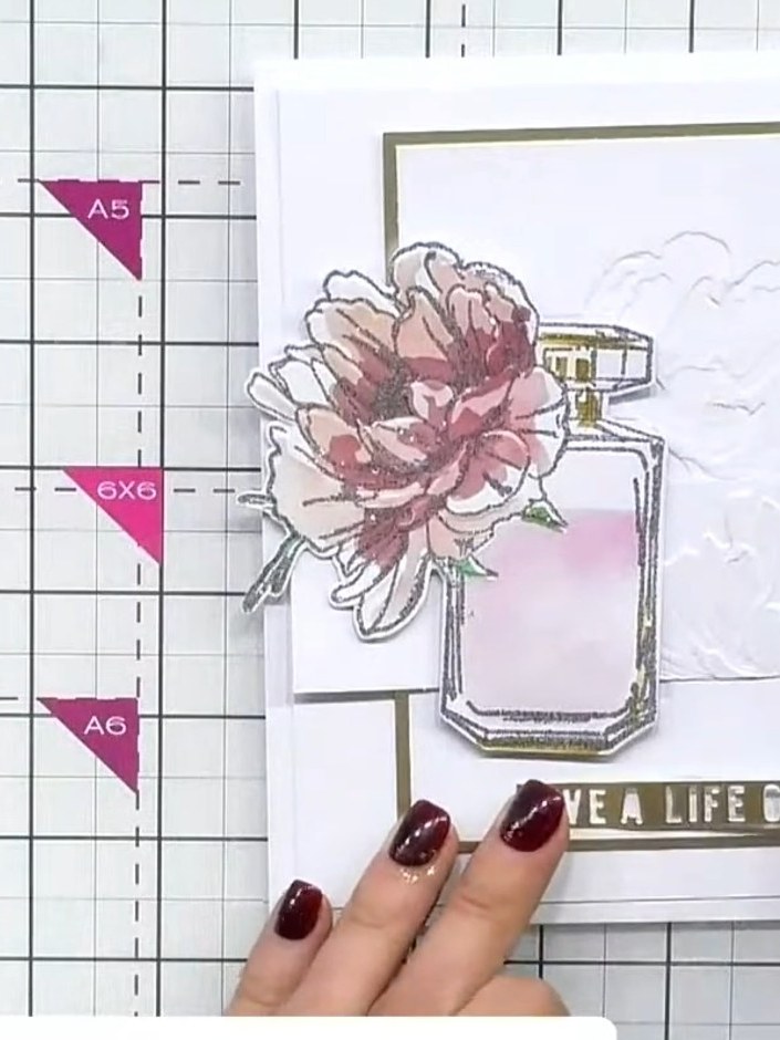 Tarjeta blanca con frasco de perfume en embossing - the finished project