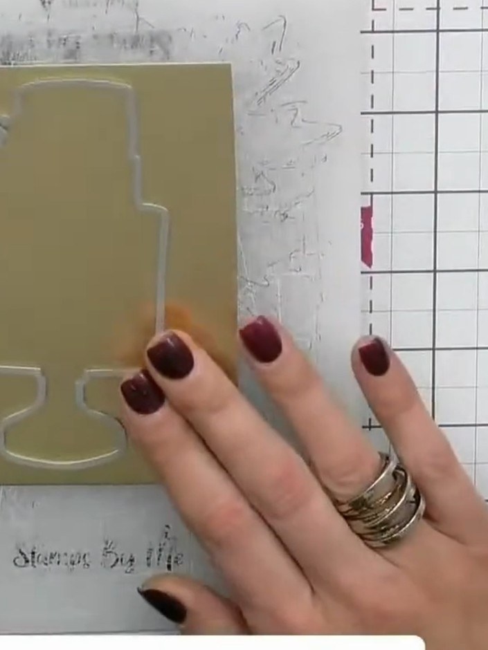 Step 1: Troquela el contorno del pastel en cartulina dorada con el troquel de contorno de la colección de pastel Quattro D. Positio